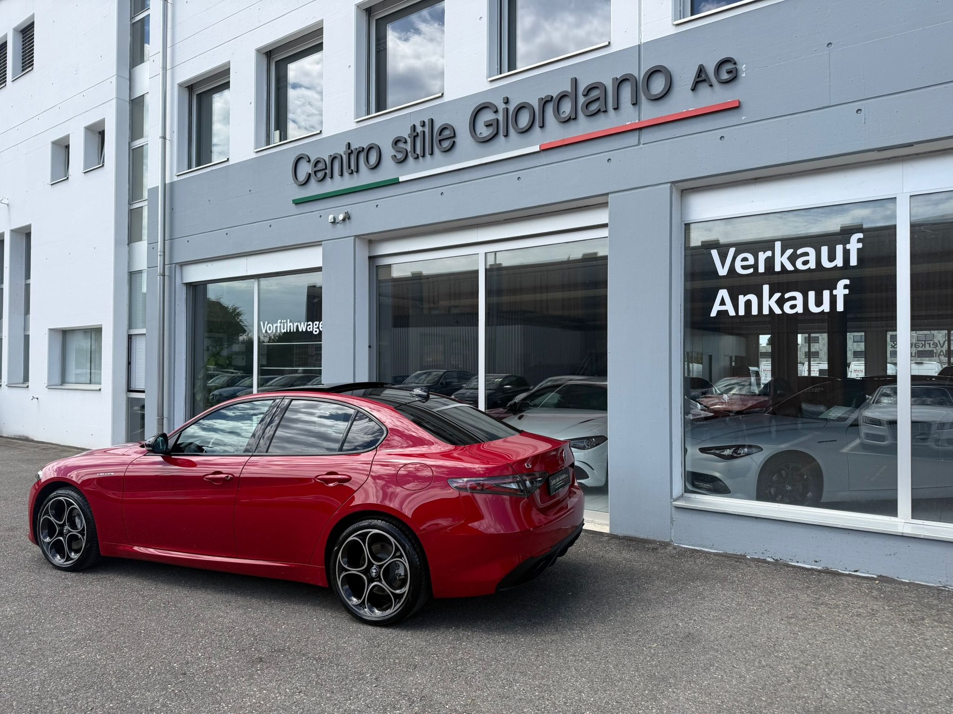 ALFA ROMEO Giulia Veloce 2.0 280PS Q4 AT8 Pack Sky MY23/24-showroom-element-2