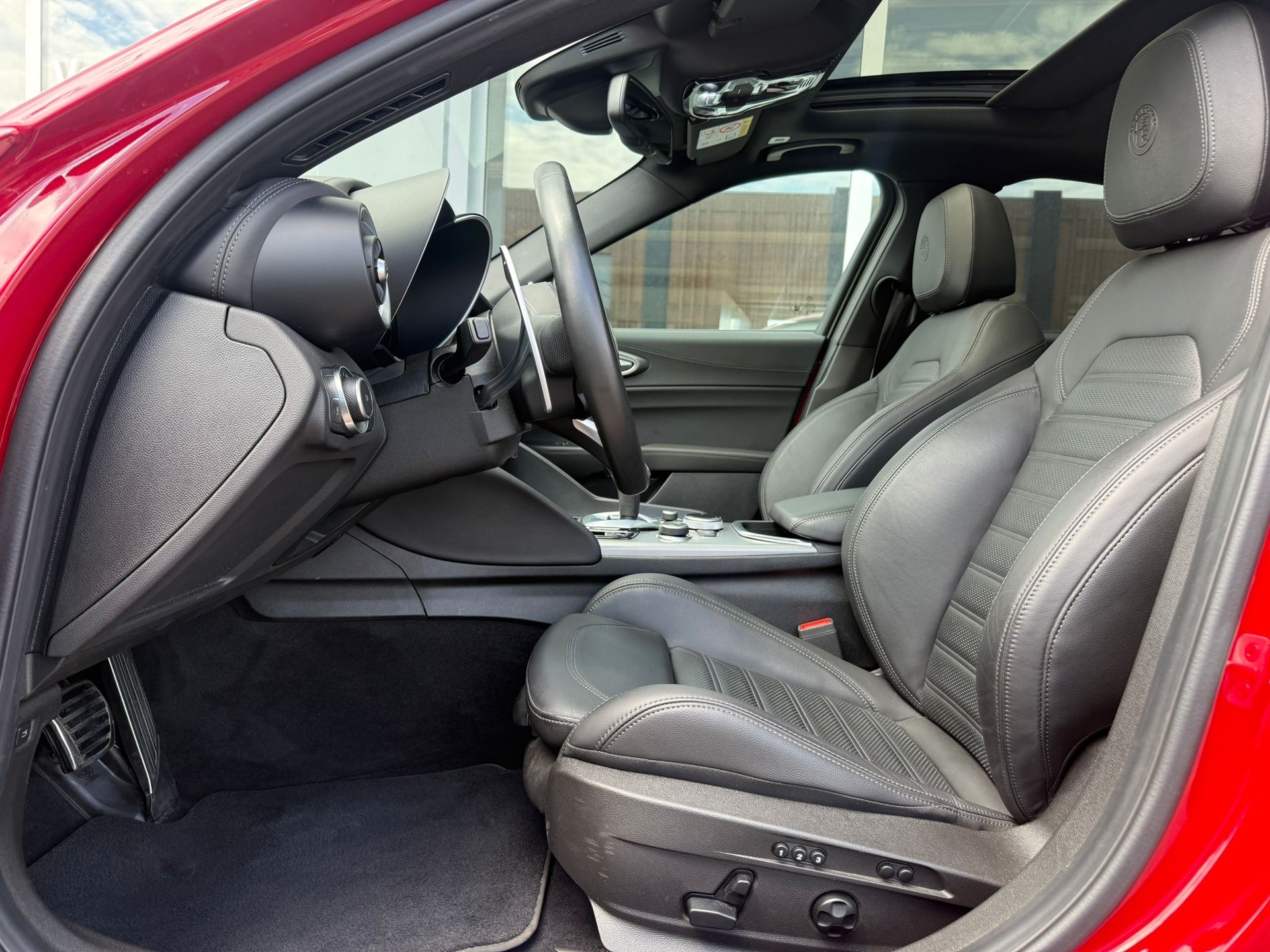 ALFA ROMEO Giulia Veloce 2.0 280PS Q4 AT8 Pack Sky MY23/24-image-8