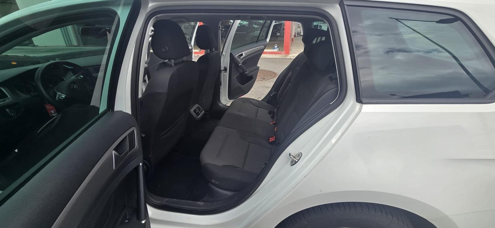VW Golf Variant 1.4 TSI Highline DSG-image-8