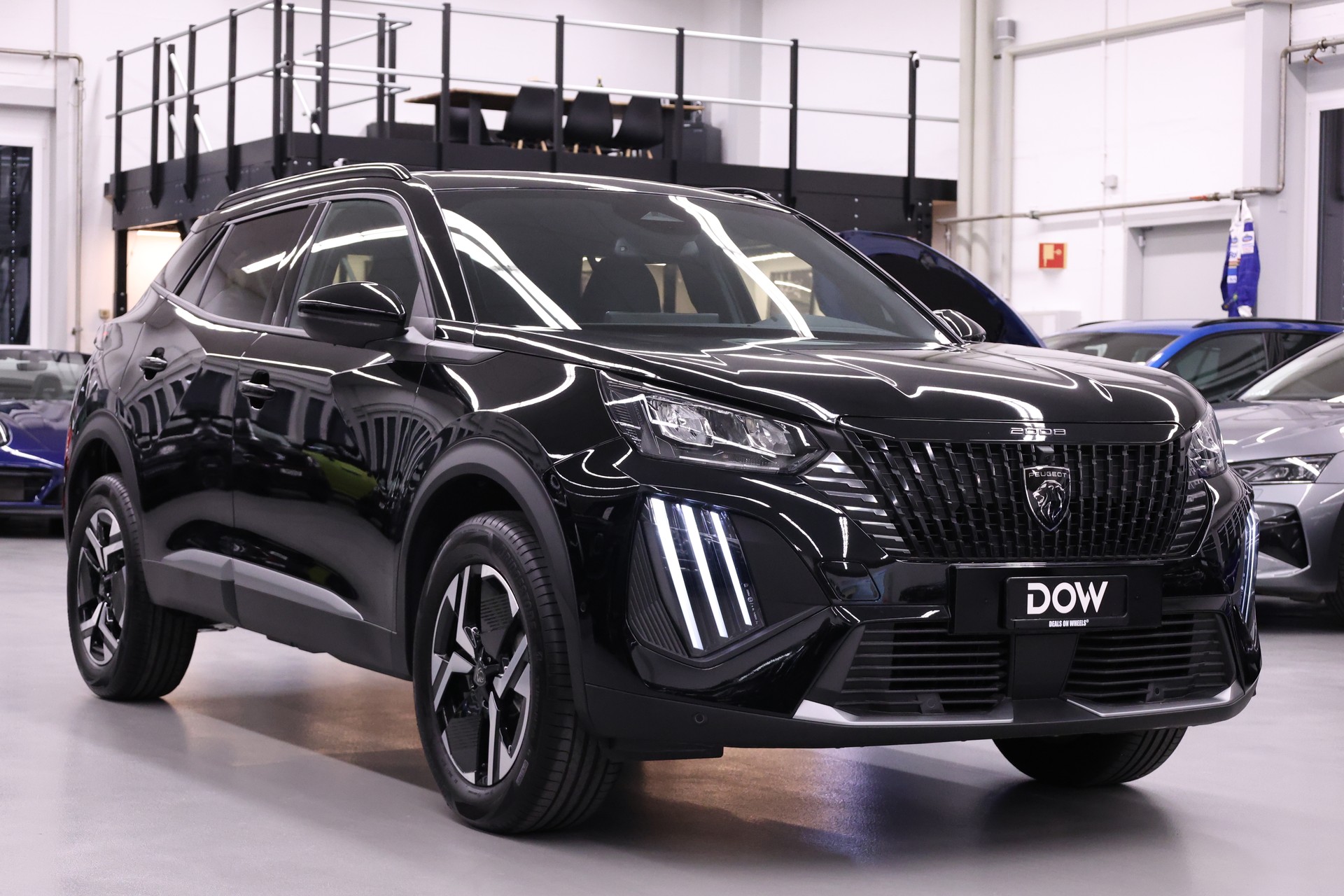 PEUGEOT 2008 1.2 Hybrid 145 Allure Premium-showroom-element-1