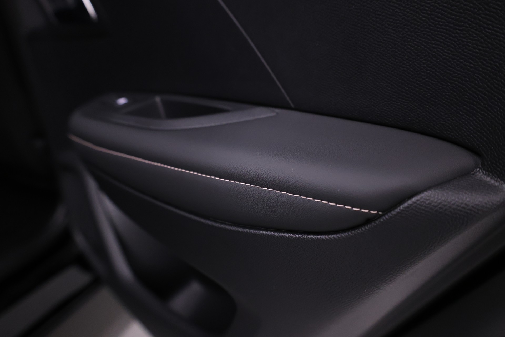 PEUGEOT 2008 1.2 Hybrid 145 Allure Premium-image-27