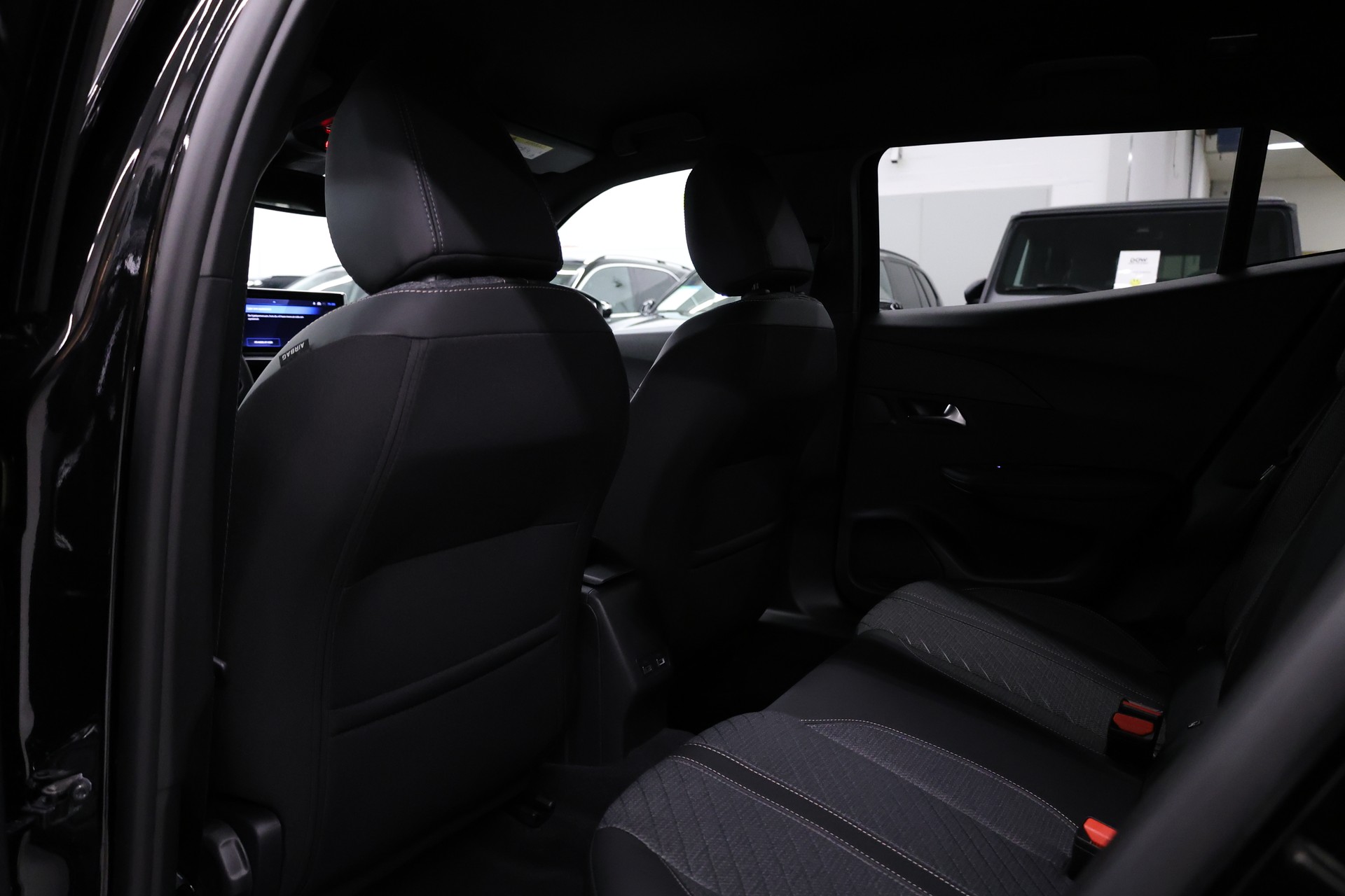 PEUGEOT 2008 1.2 Hybrid 145 Allure Premium-image-21