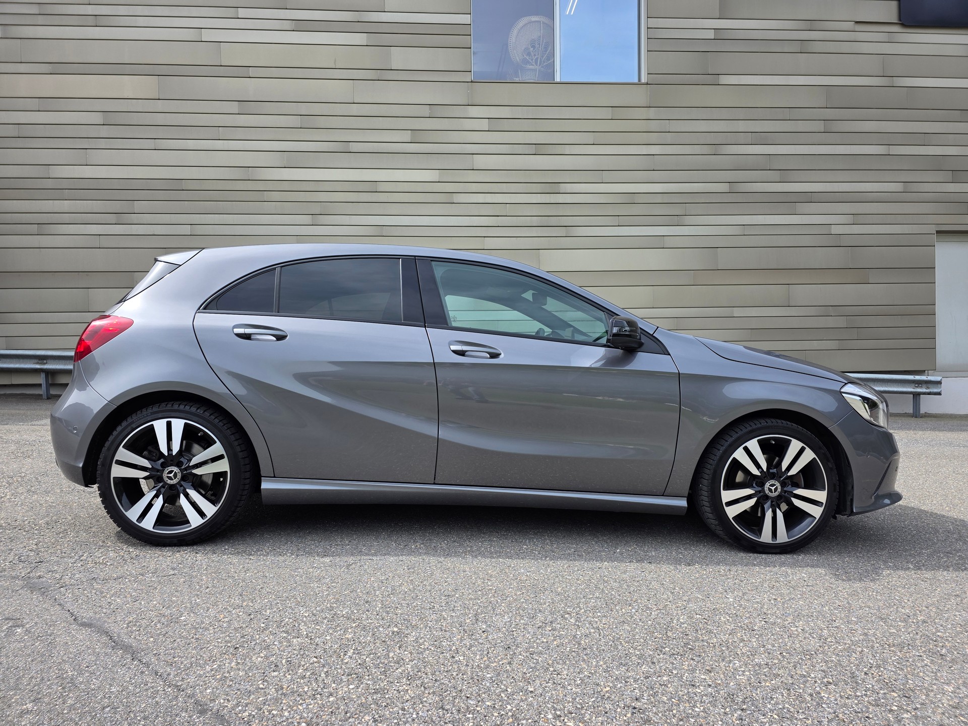 MERCEDES-BENZ A 220 4Matic 7G-DCT-image-3