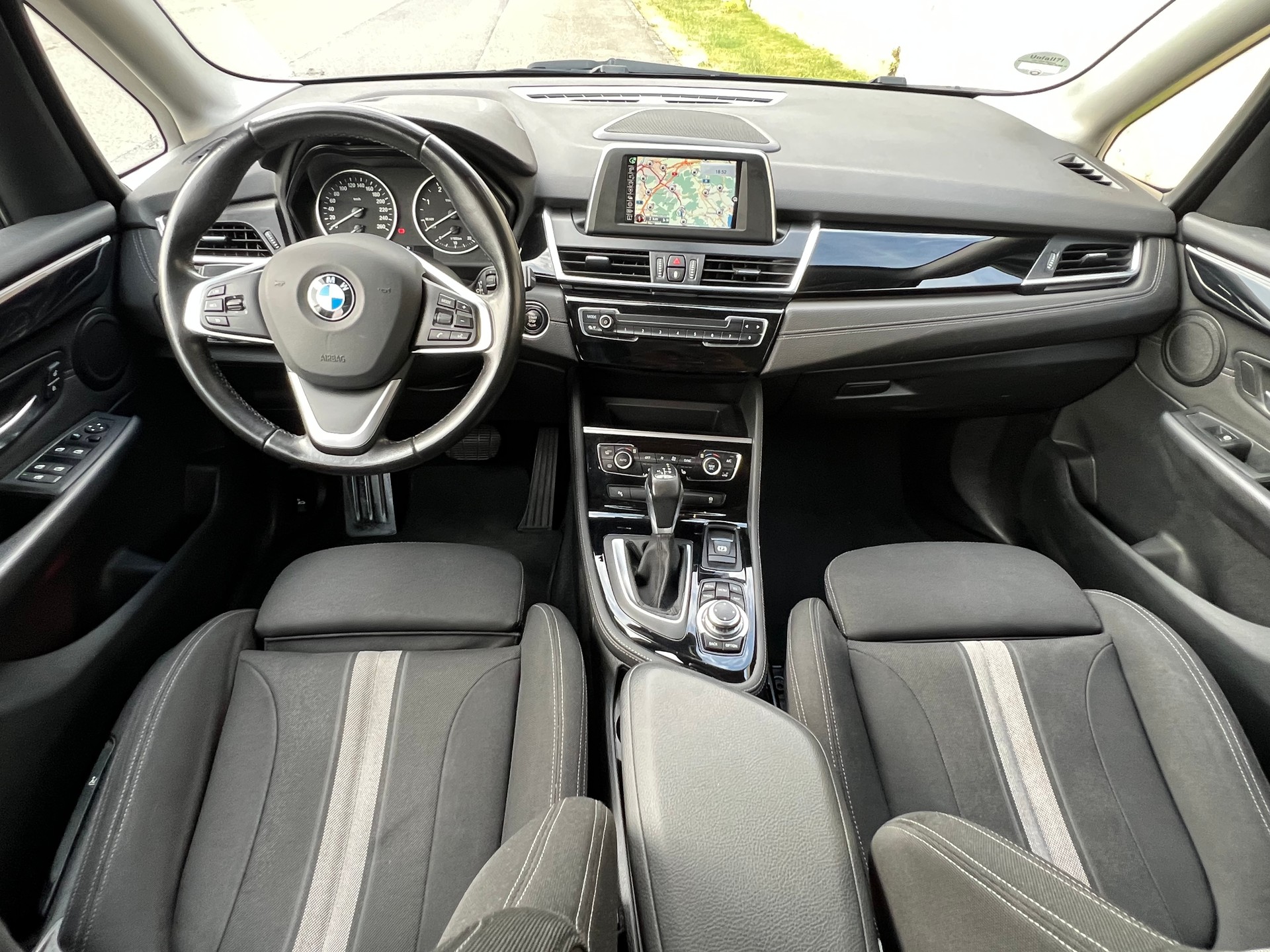 BMW 220d xDrive Active Tourer Steptronic-image-6
