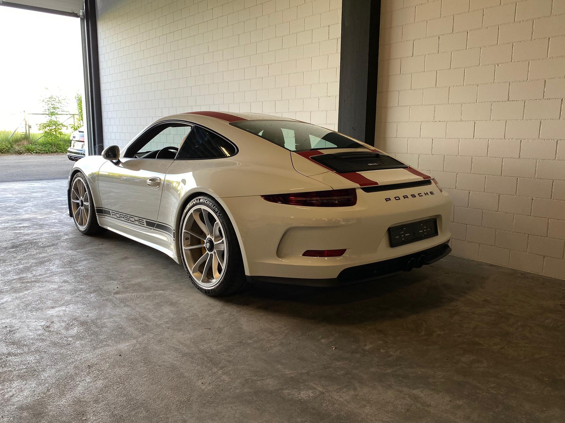 PORSCHE 911 R "1 of 991"-image-2