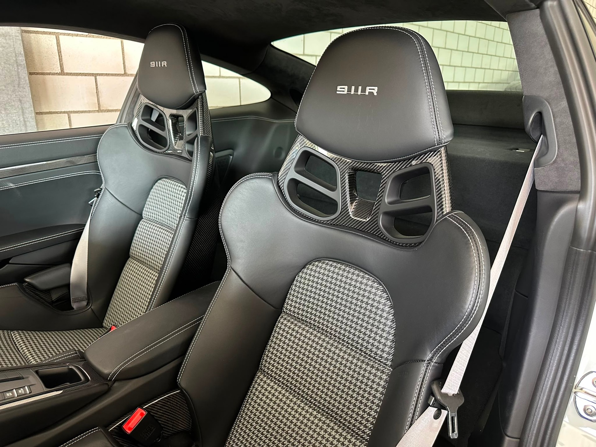 PORSCHE 911 R "1 of 991"-image-8