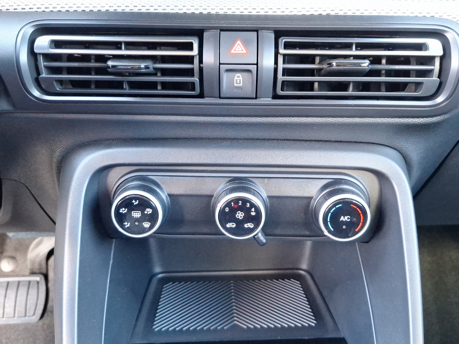 CITROEN C3 1.2 Hybrid Plus-image-12