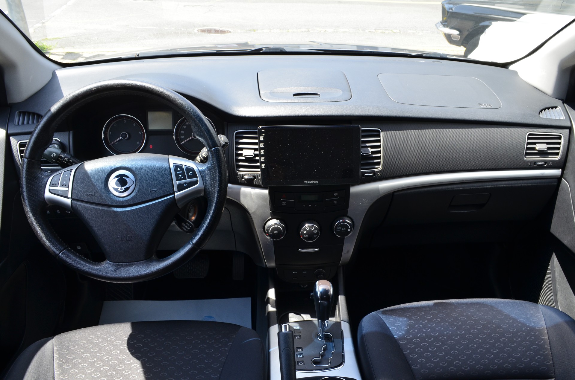 KGM-SsangYong Korando 2.0 e-XDI Sapphire 4WD Automatic-image-6