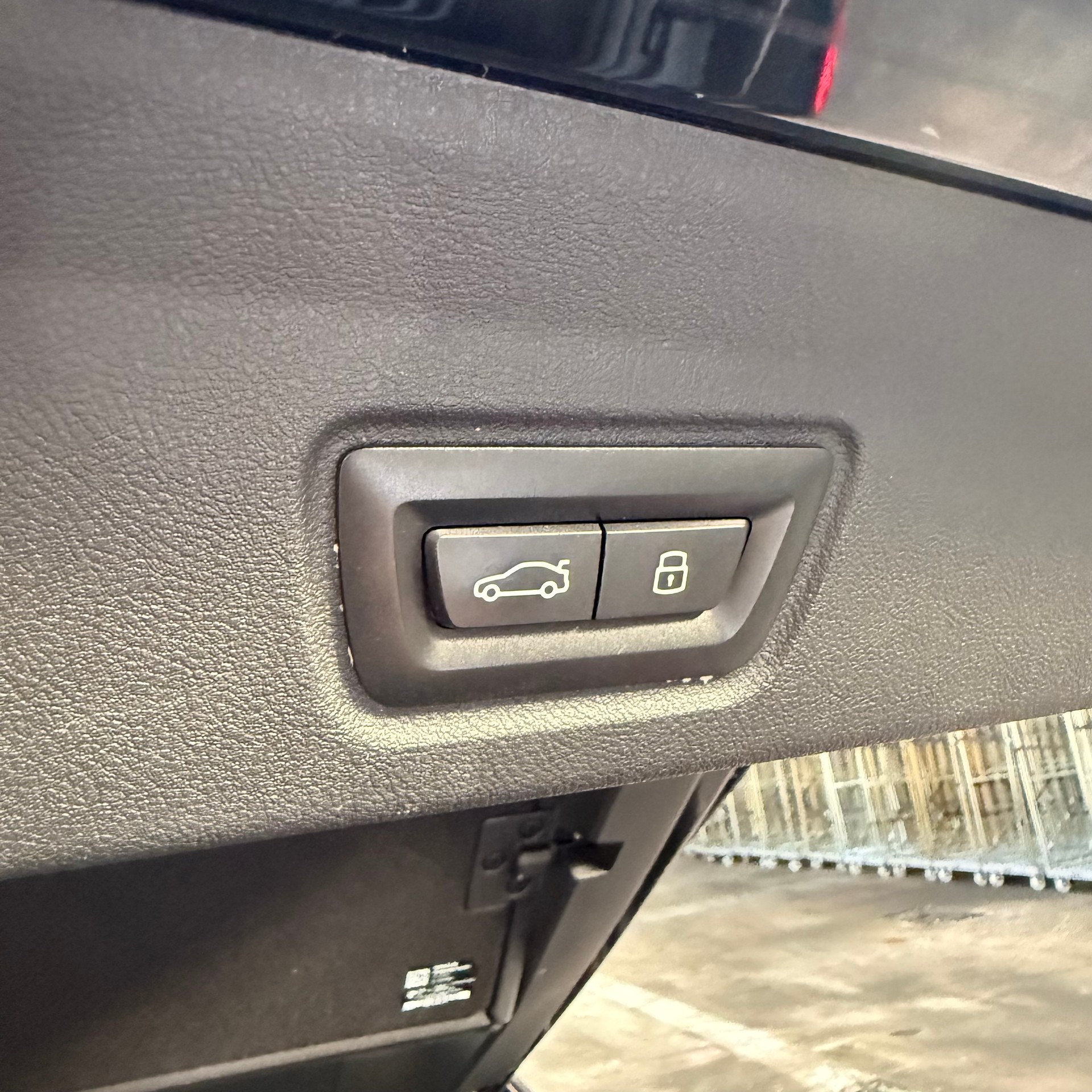 BMW i4 eDrive 40 M Sport Swiss-image-19