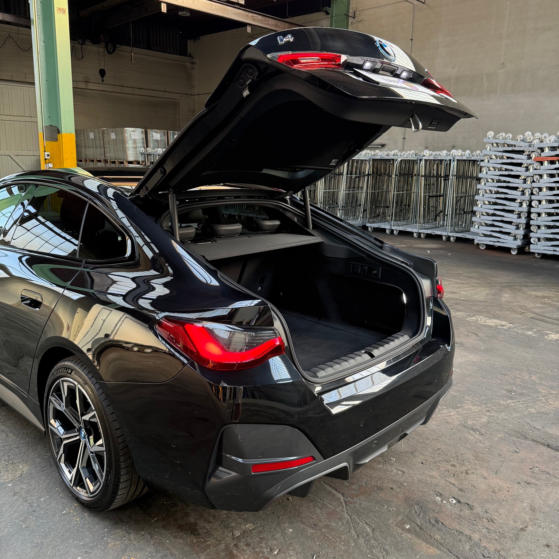 BMW i4 eDrive 40 M Sport Swiss-image-17
