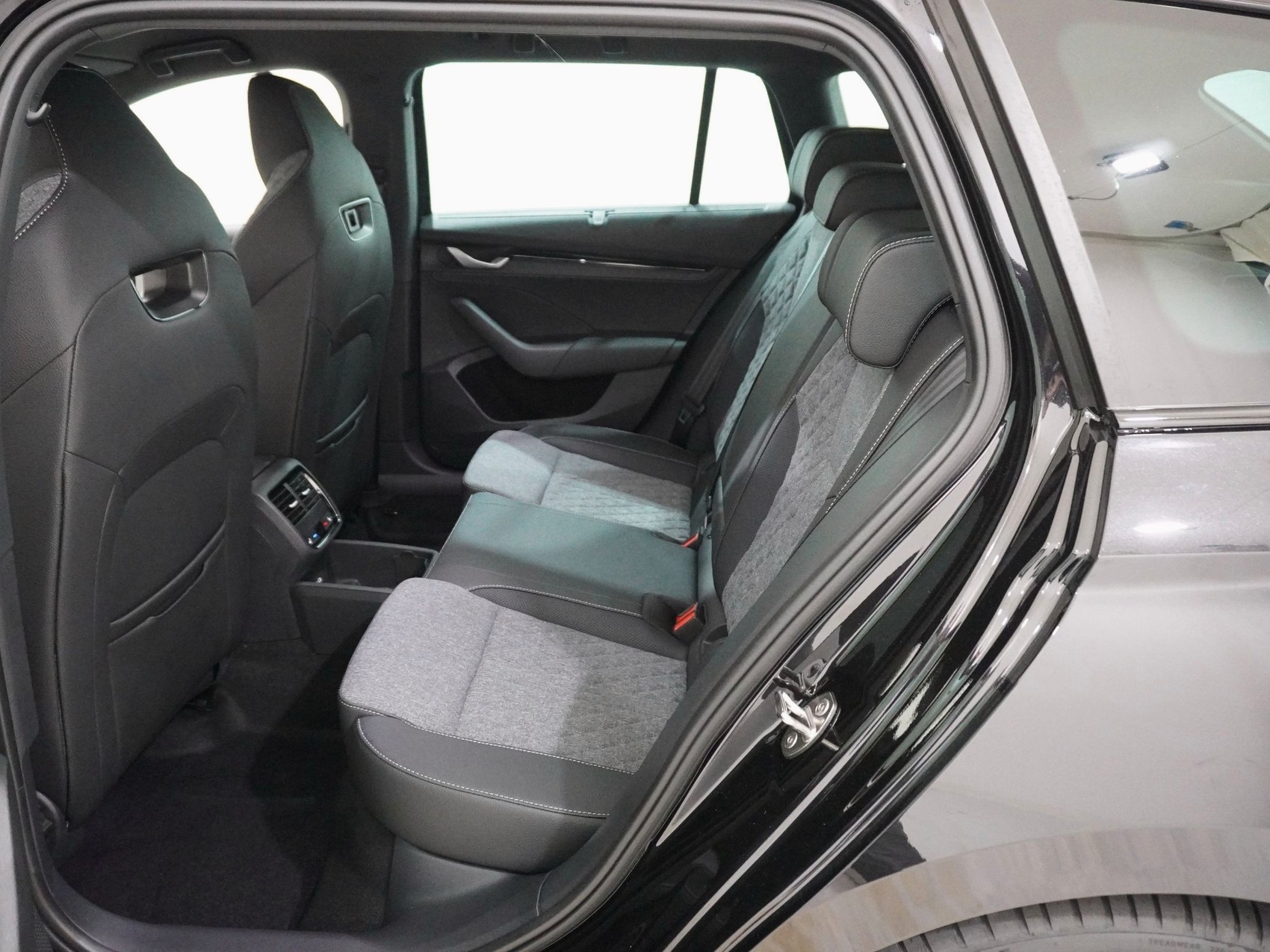 SKODA Octavia 2.0 TSI SportLine 4x4 DSG-image-14