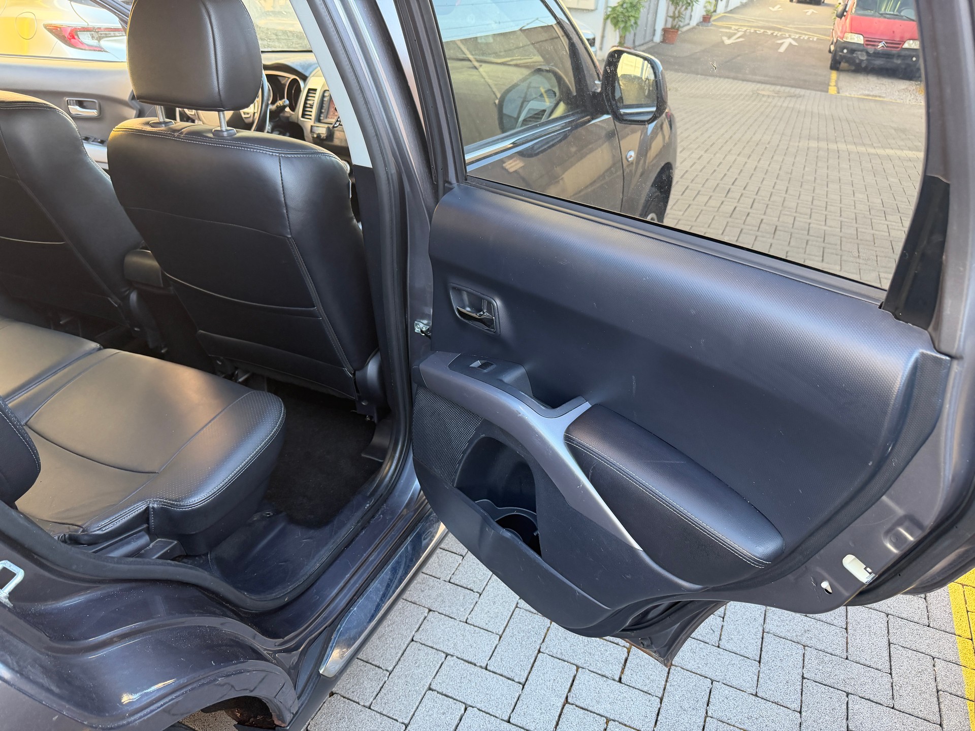 CITROEN C-Crosser 2.4 Exclusive CVT-image-16