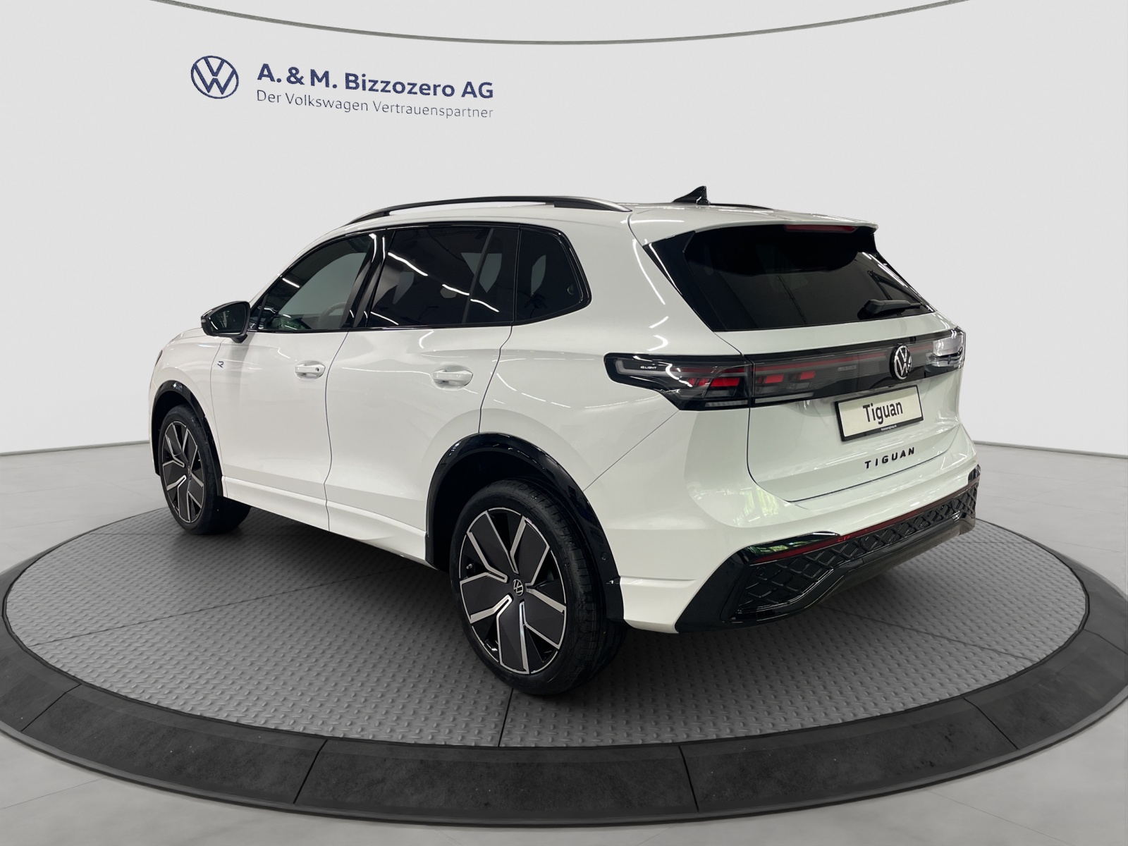 VW Tiguan 2.0 TSI DSG United 4Motion-image-2