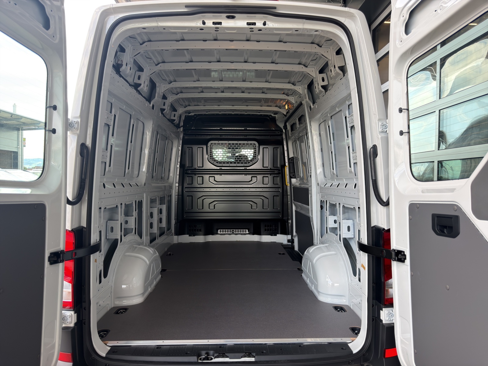 VW Crafter 35 Kaw. 3640 2.0 TDI 140 Entry-image-10