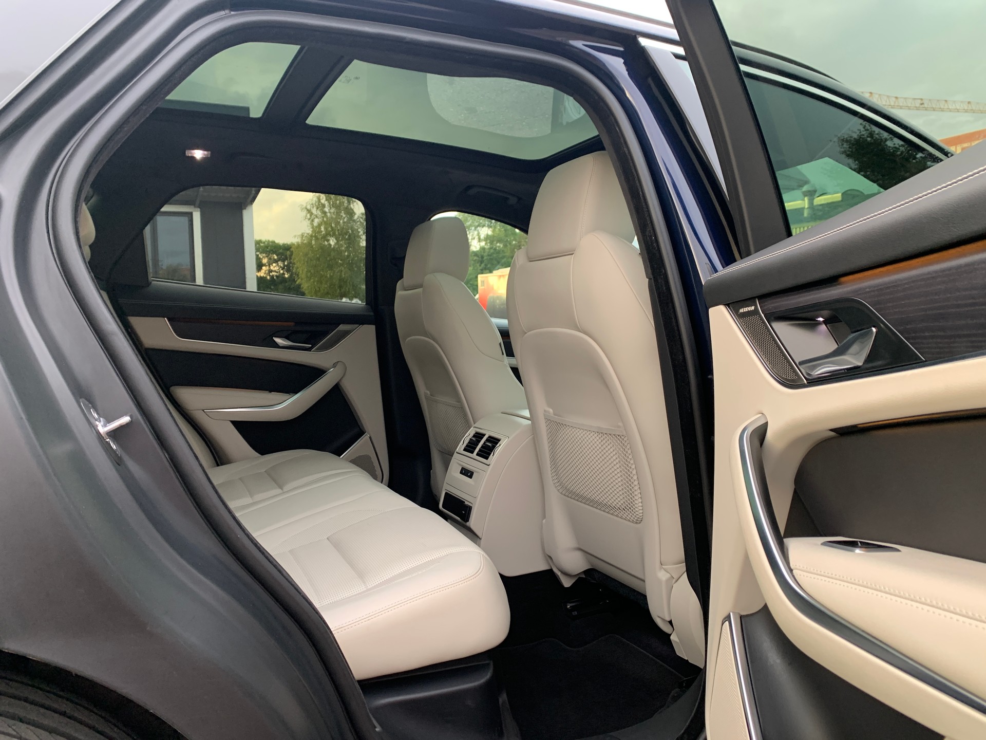 JAGUAR F-Pace 2.0 P250 R-Dynamic HSE AWD-image-10