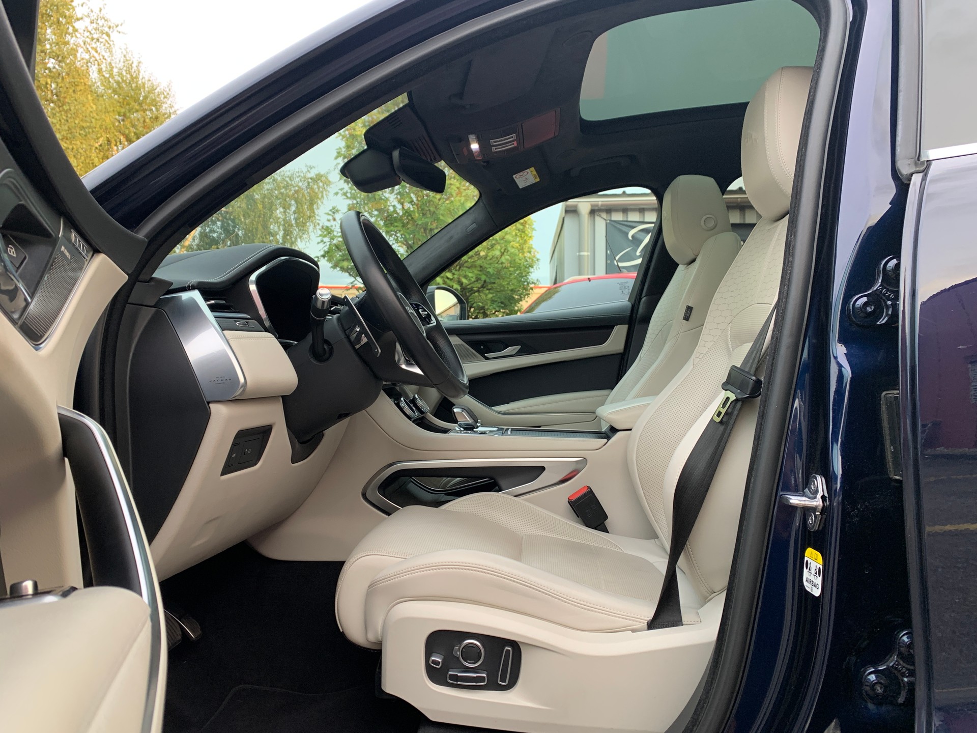 JAGUAR F-Pace 2.0 P250 R-Dynamic HSE AWD-image-6