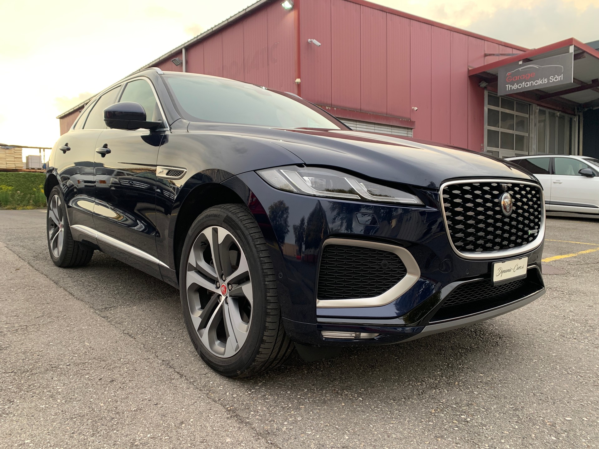 JAGUAR F-Pace 2.0 P250 R-Dynamic HSE AWD-image-2