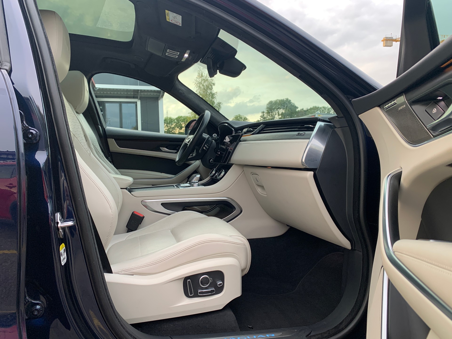 JAGUAR F-Pace 2.0 P250 R-Dynamic HSE AWD-image-9