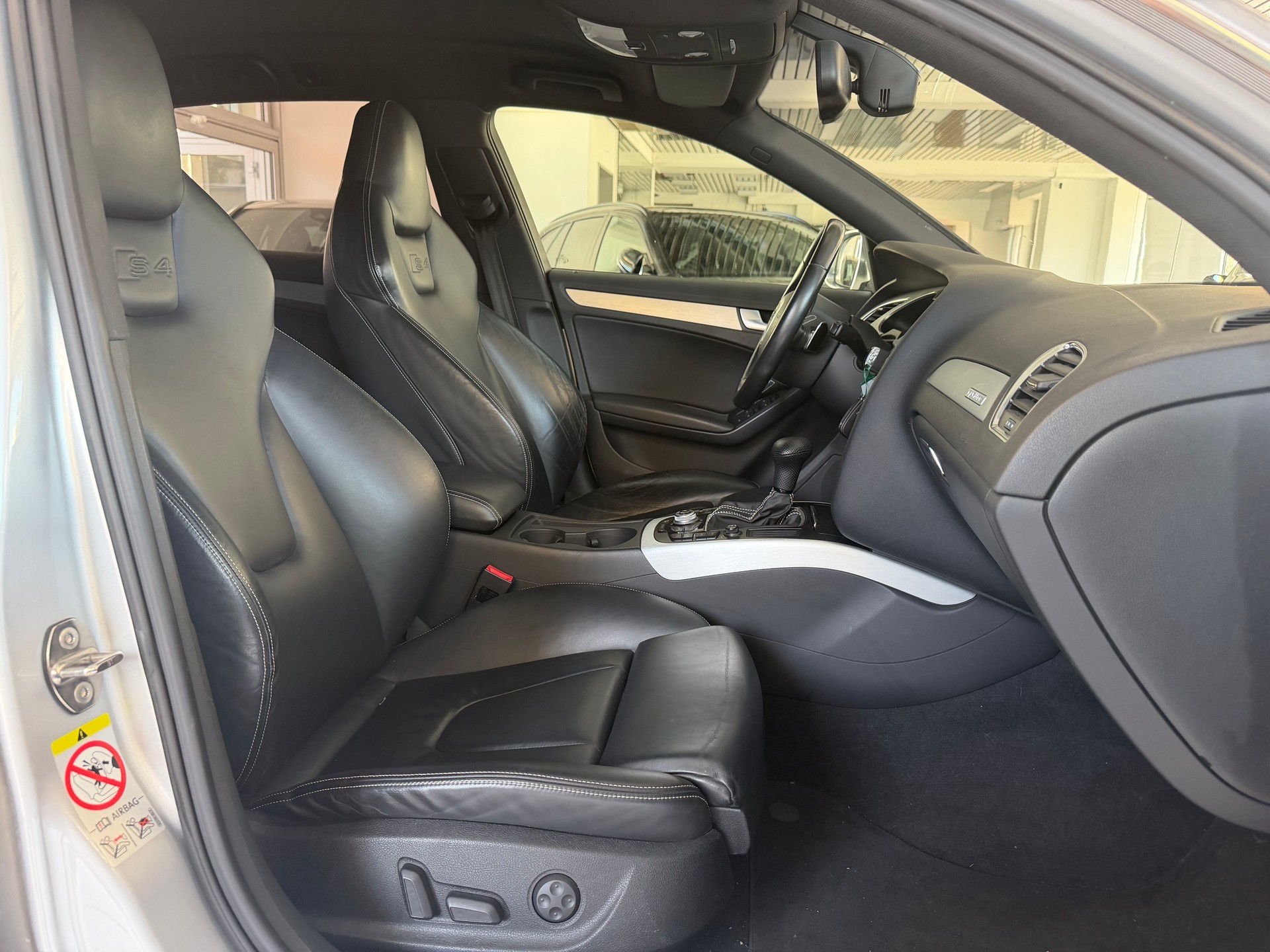 AUDI S4 Avant 3.0 TFSI quattro S-tronic-image-15