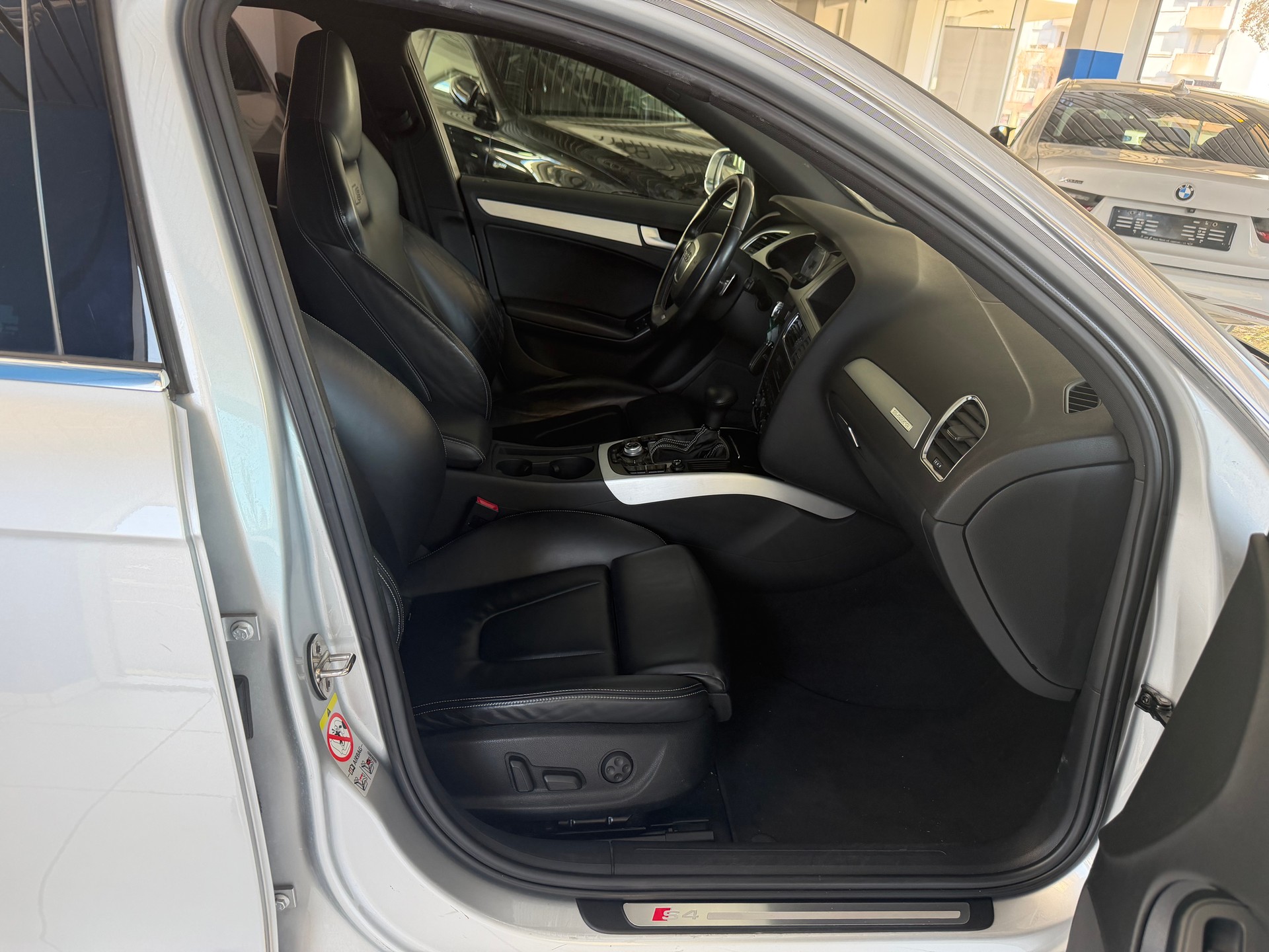 AUDI S4 Avant 3.0 TFSI quattro S-tronic-image-12