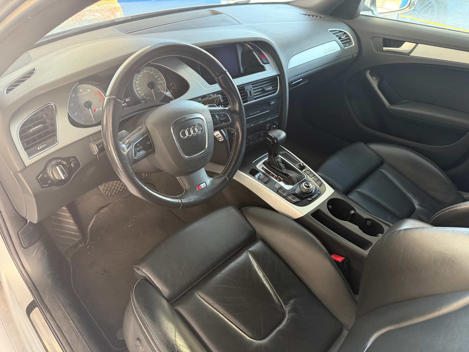 AUDI S4 Avant 3.0 TFSI quattro S-tronic-image-11