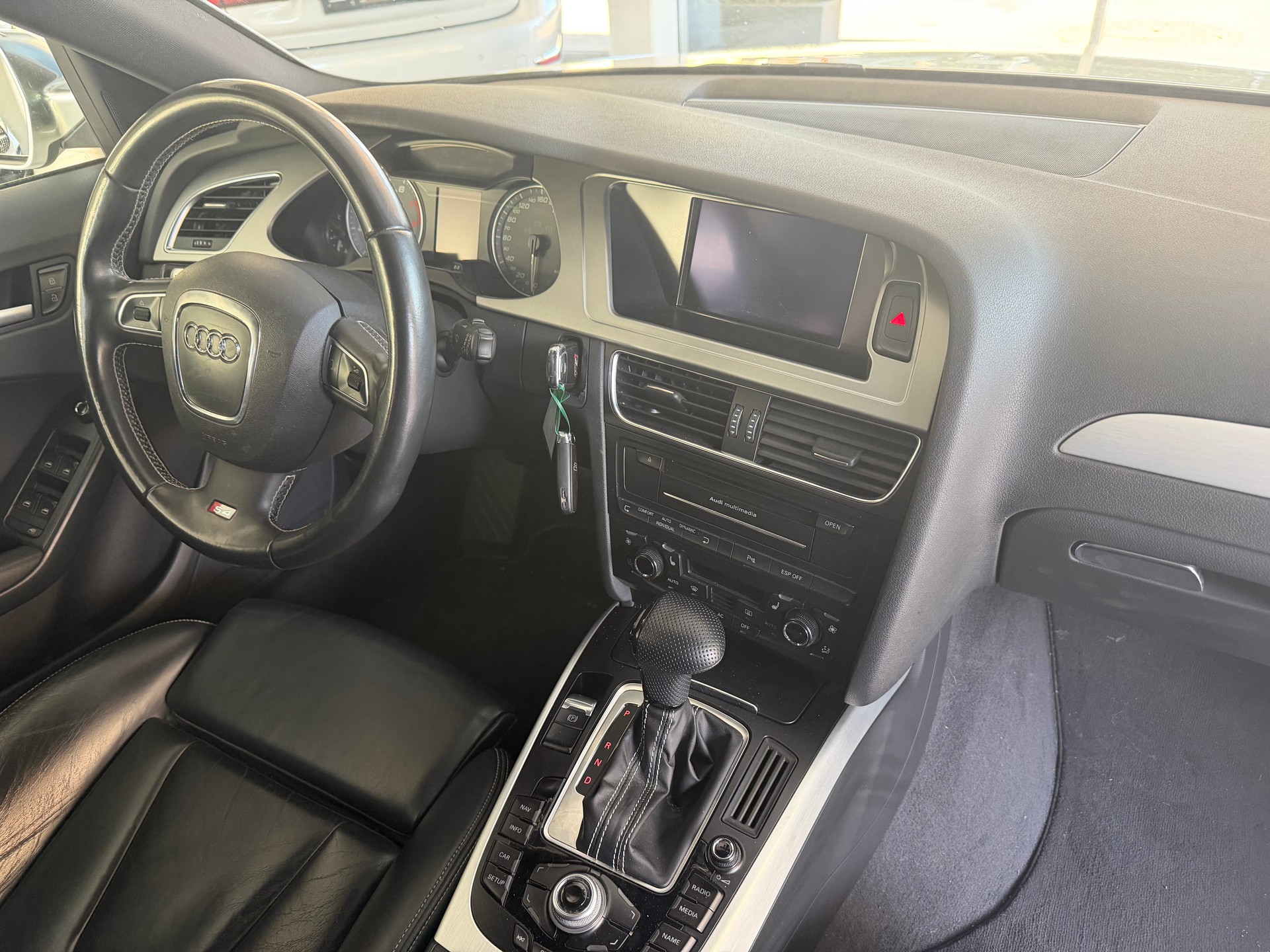 AUDI S4 Avant 3.0 TFSI quattro S-tronic-image-14