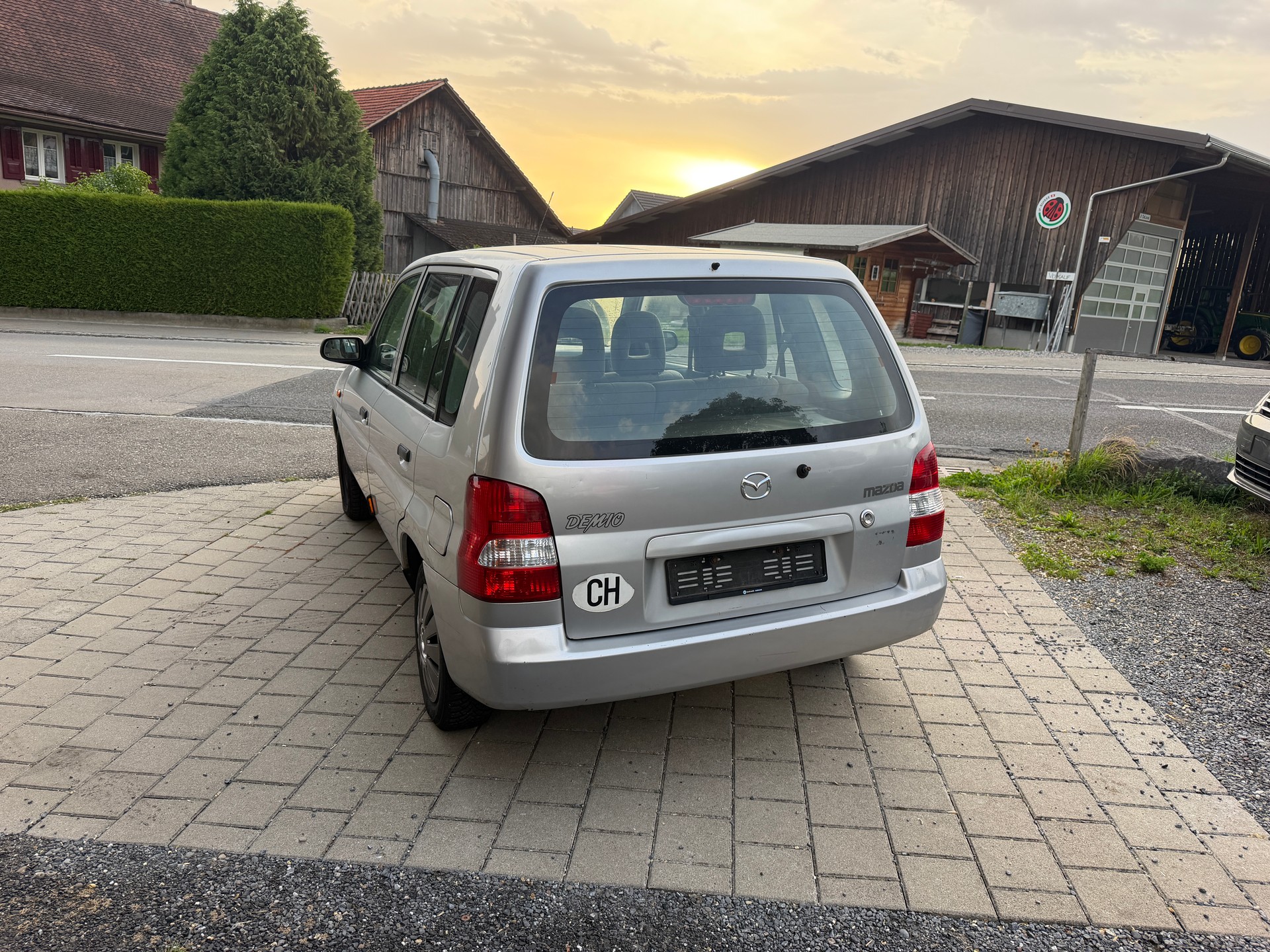 MAZDA Demio 1.3i-16 Youngster-image-4
