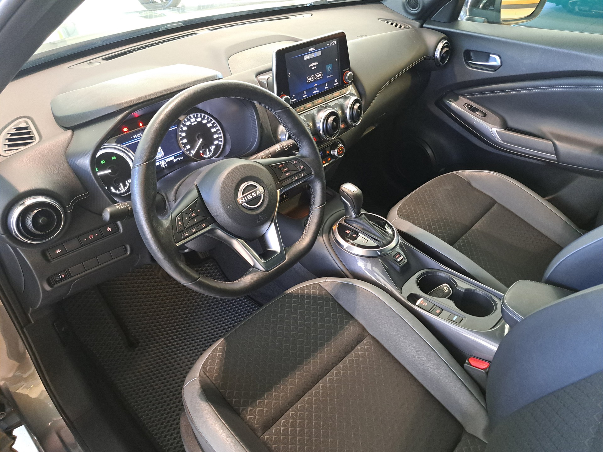 NISSAN Juke 1.6 FHEV N-Connecta-image-8