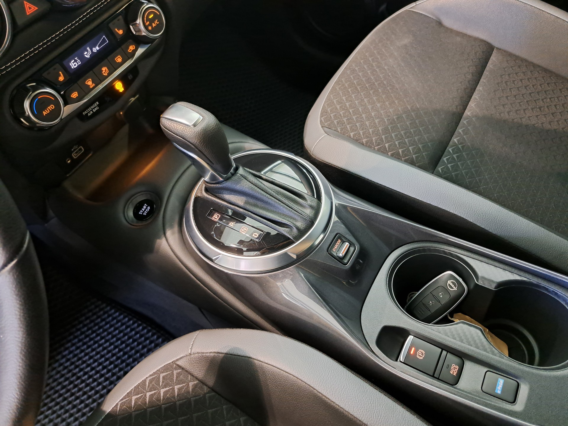 NISSAN Juke 1.6 FHEV N-Connecta-image-14
