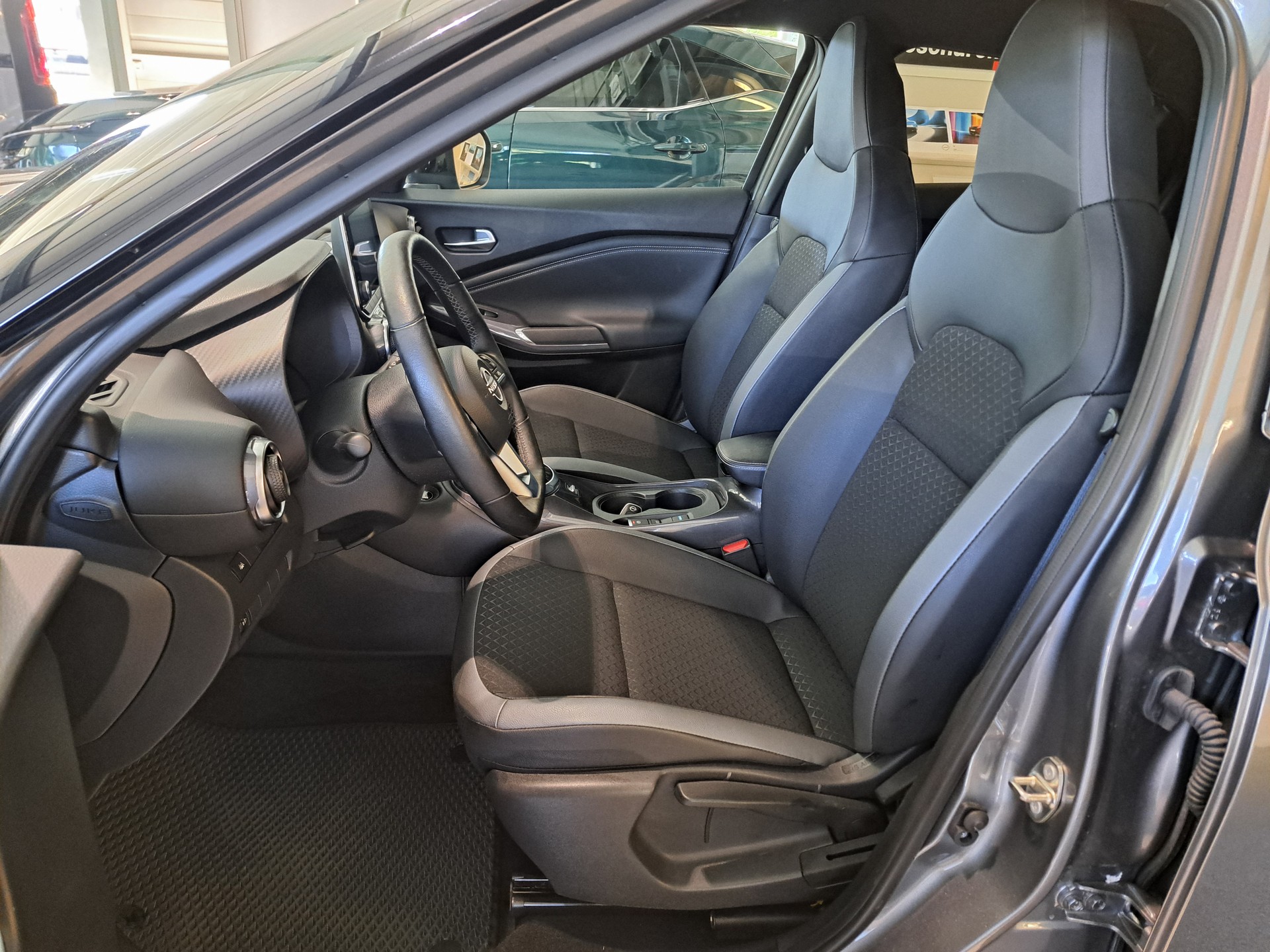 NISSAN Juke 1.6 FHEV N-Connecta-image-9