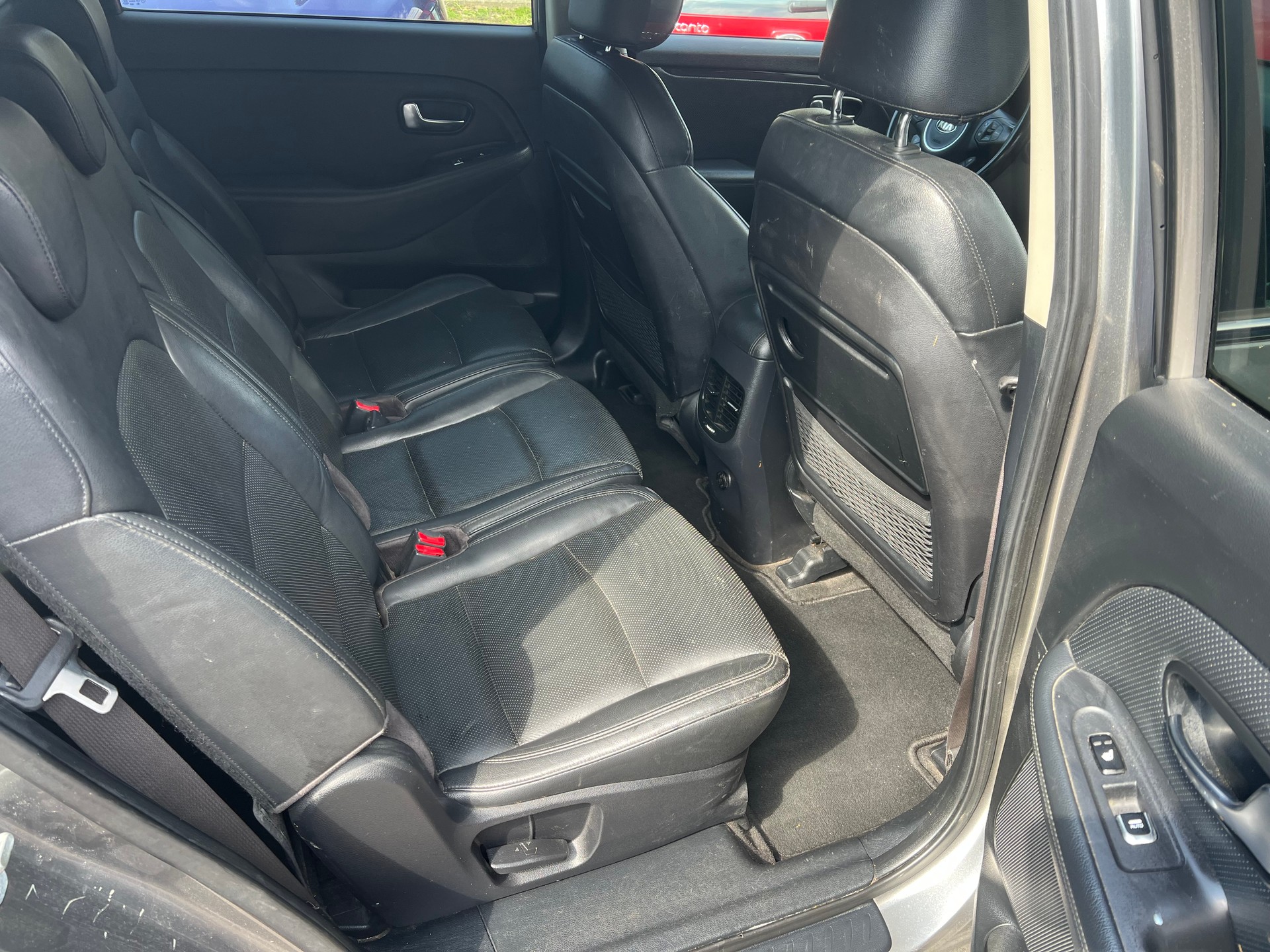 KIA Carens 1.7 CRDi Style-image-9