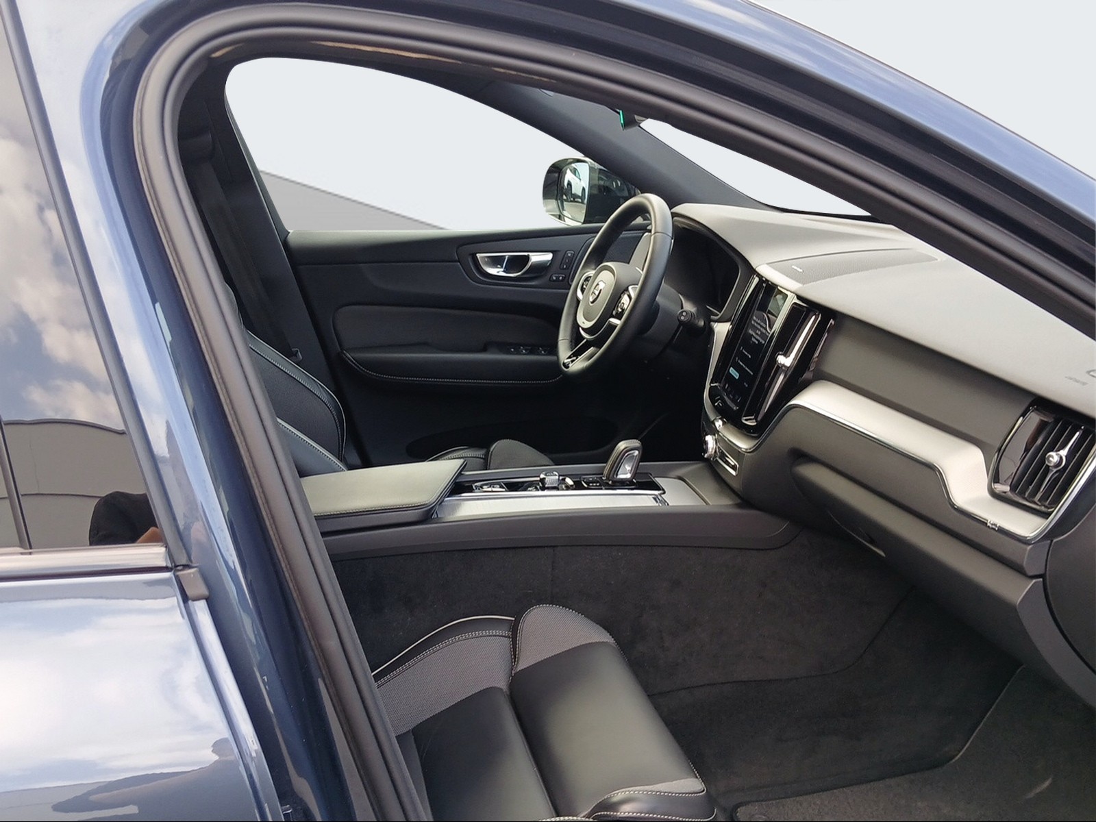 VOLVO XC60 2.0 B5 MH R-Design AWD-image-13