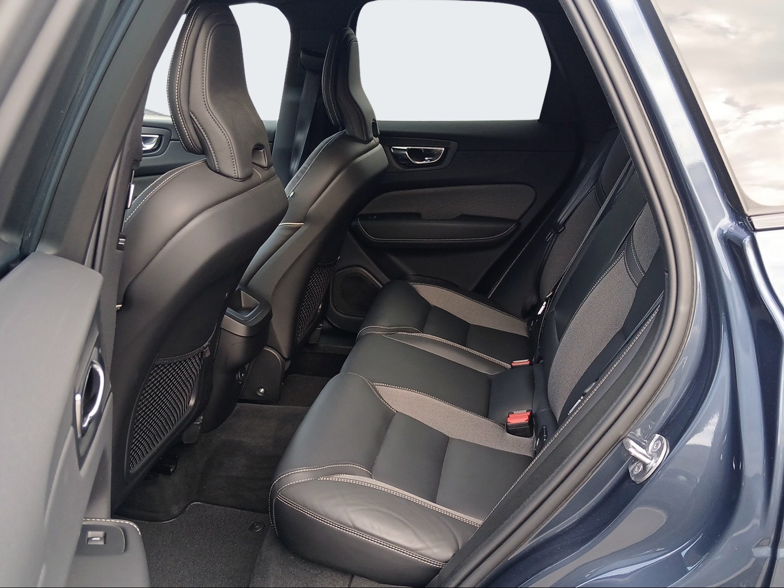 VOLVO XC60 2.0 B5 MH R-Design AWD-image-11