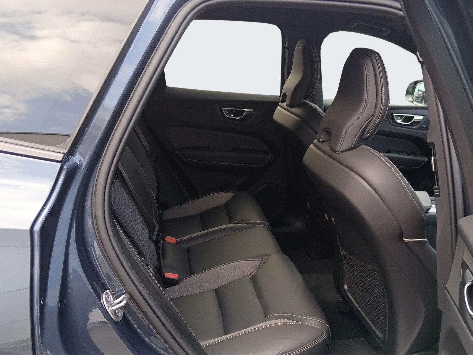 VOLVO XC60 2.0 B5 MH R-Design AWD-image-12