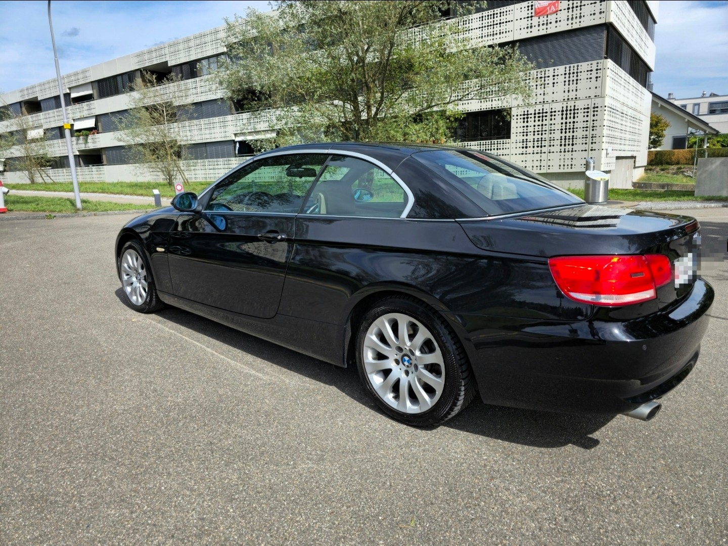 BMW 320i-image-8