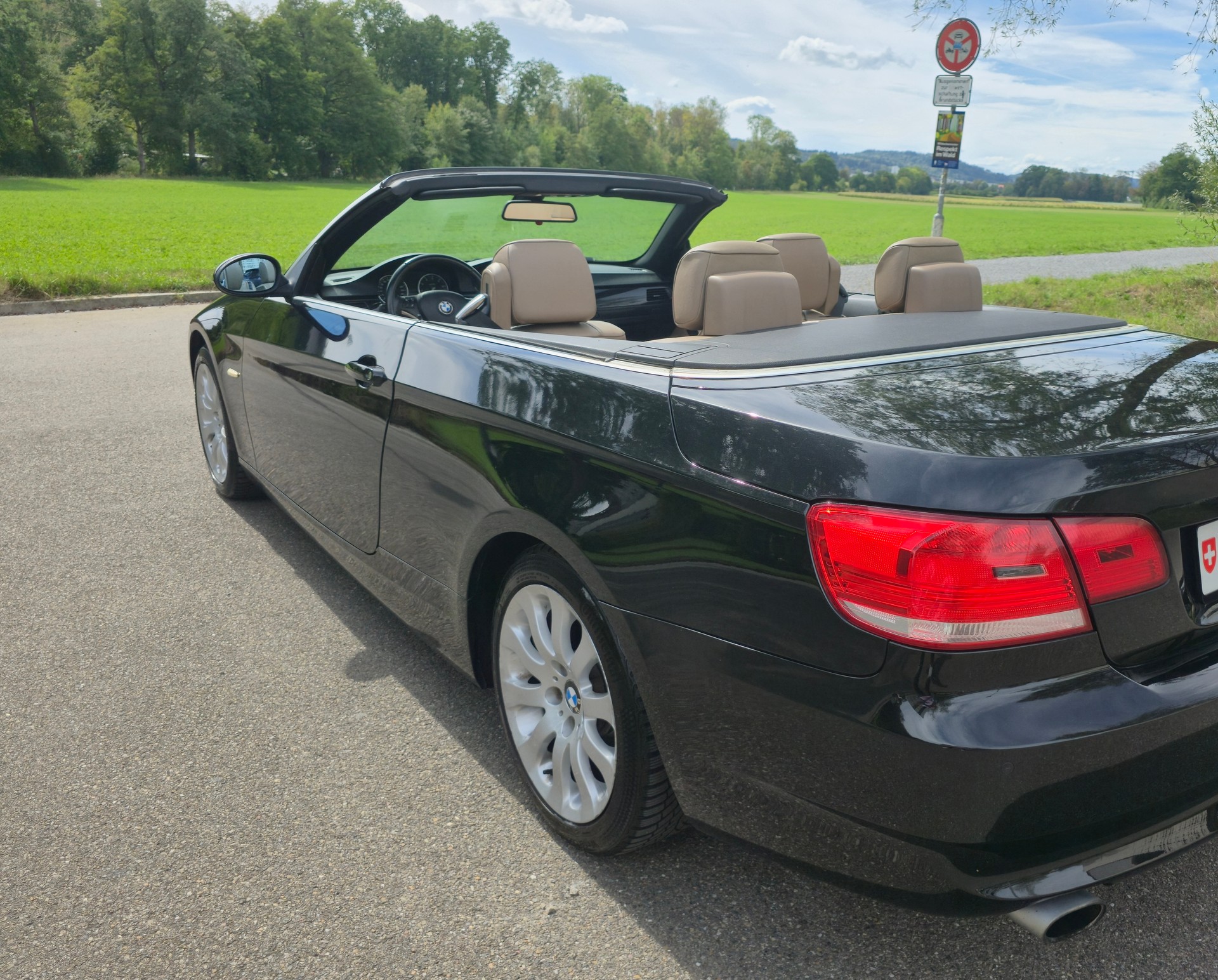 BMW 320i-image-6