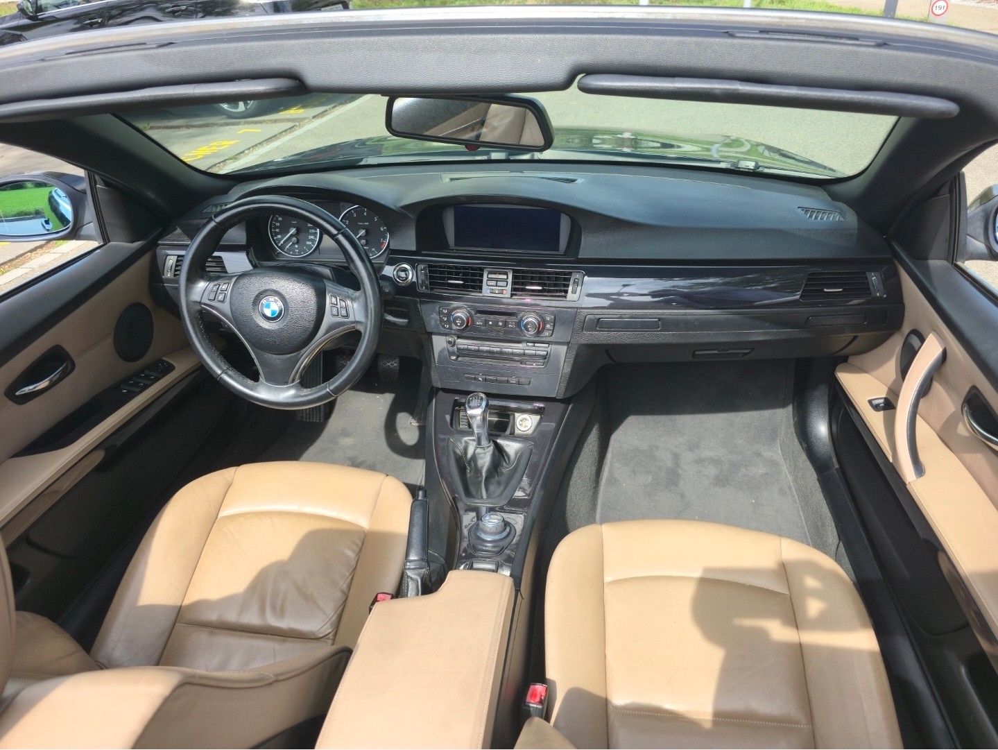 BMW 320i-image-9