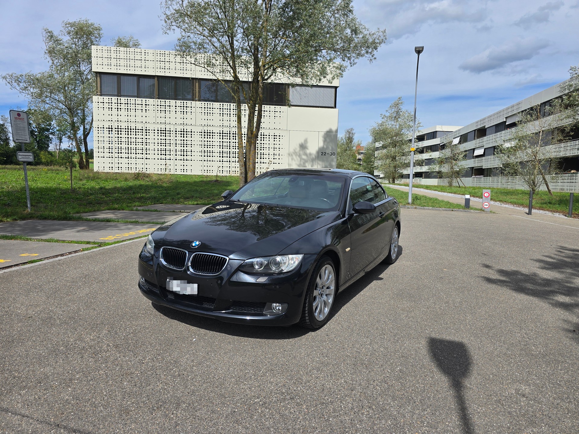 BMW 320i-image-4