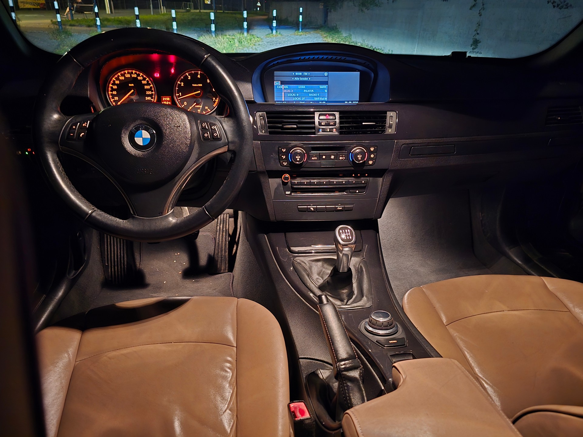 BMW 320i-image-5
