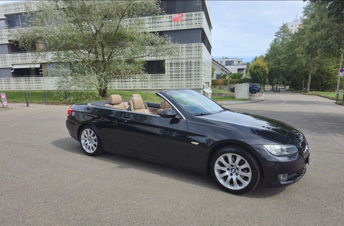 BMW 320i-image-3