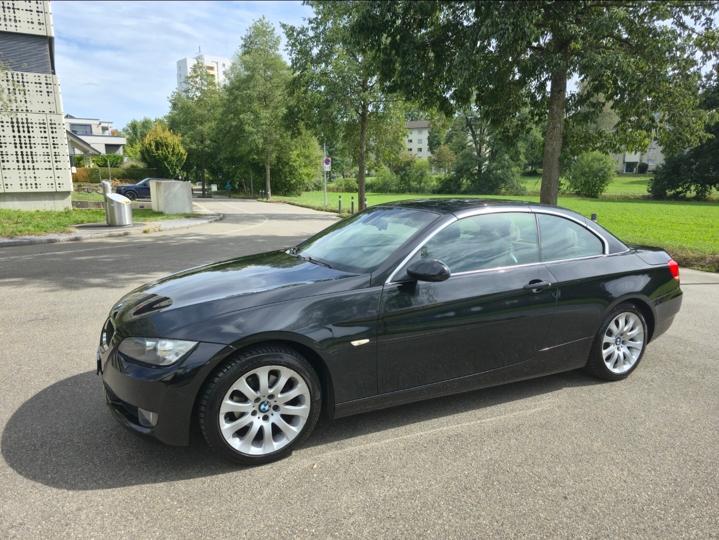 BMW 320i-image-7