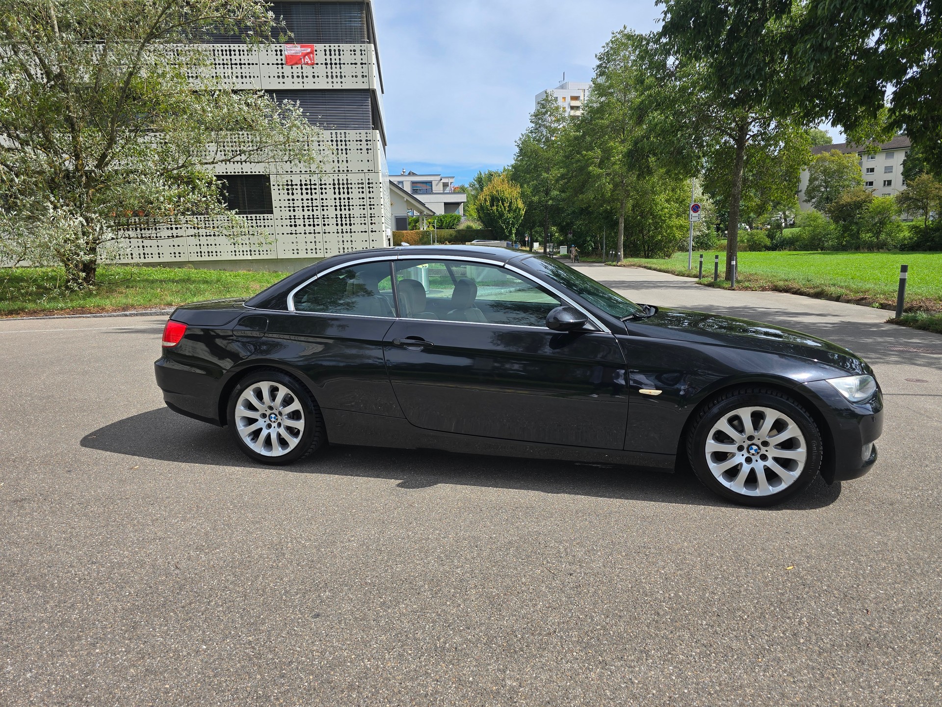 BMW 320i-image-1