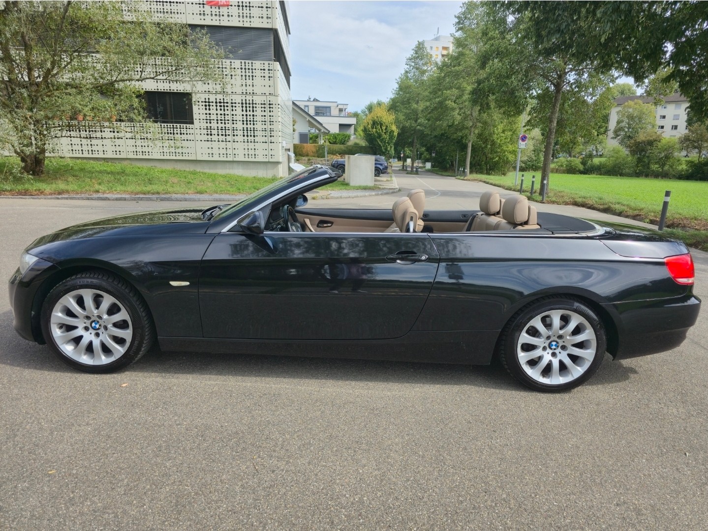 BMW 320i-image-0