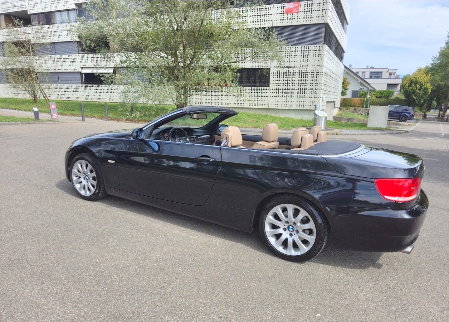 BMW 320i-image-2