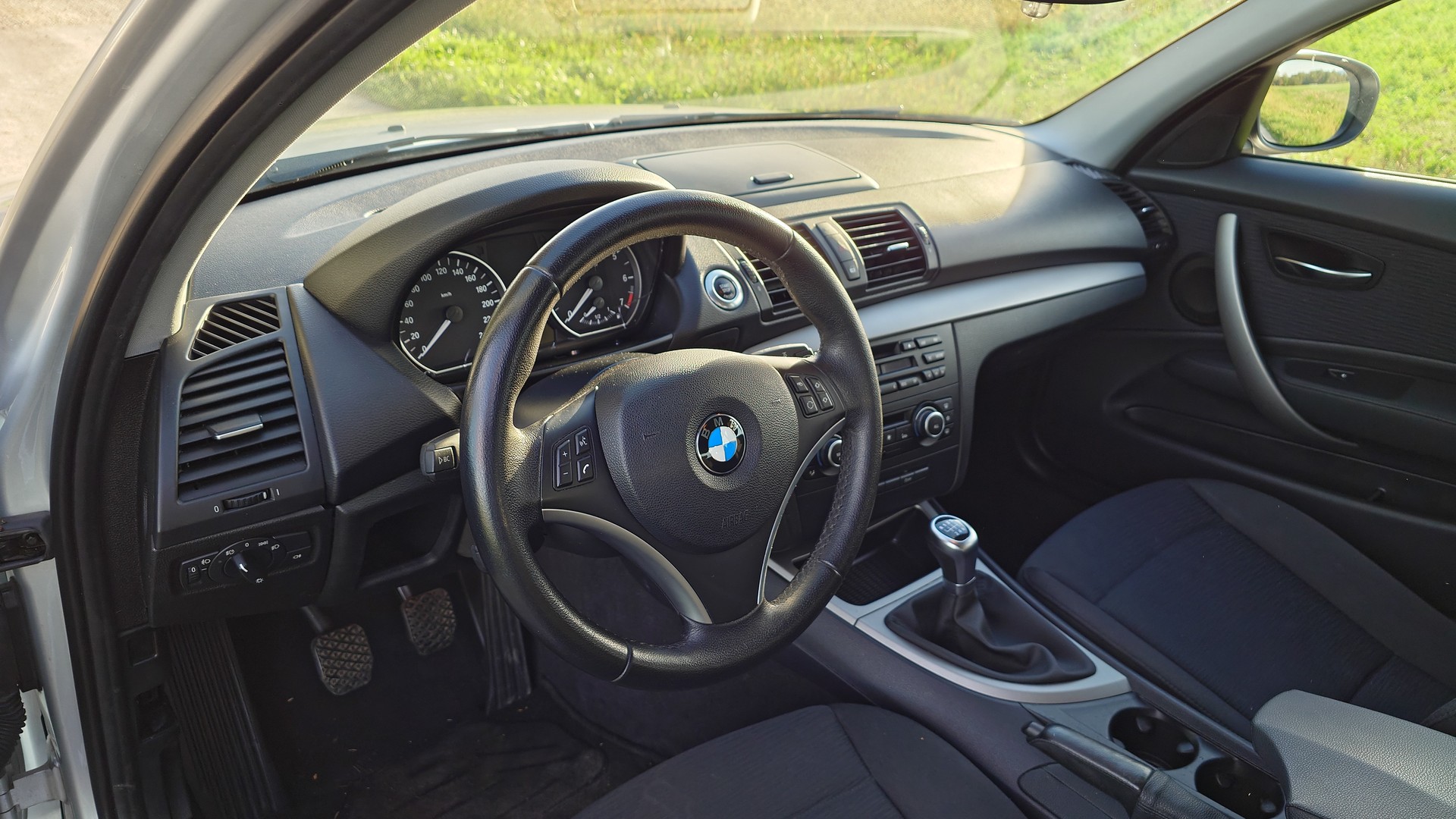 BMW 116i Dynamic Edition-image-9
