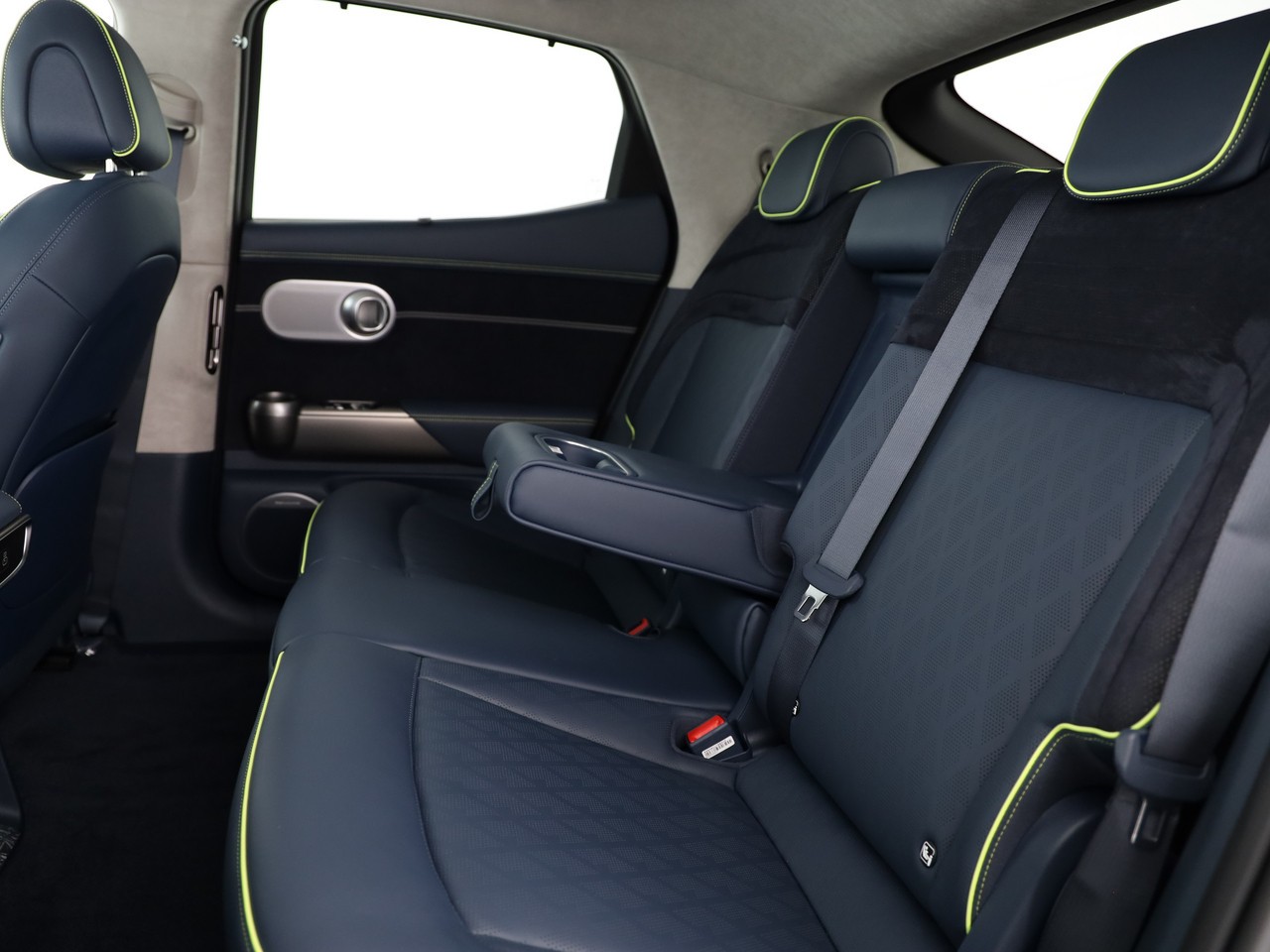 GENESIS GV60 77.4 kWh Sport AWD-image-4
