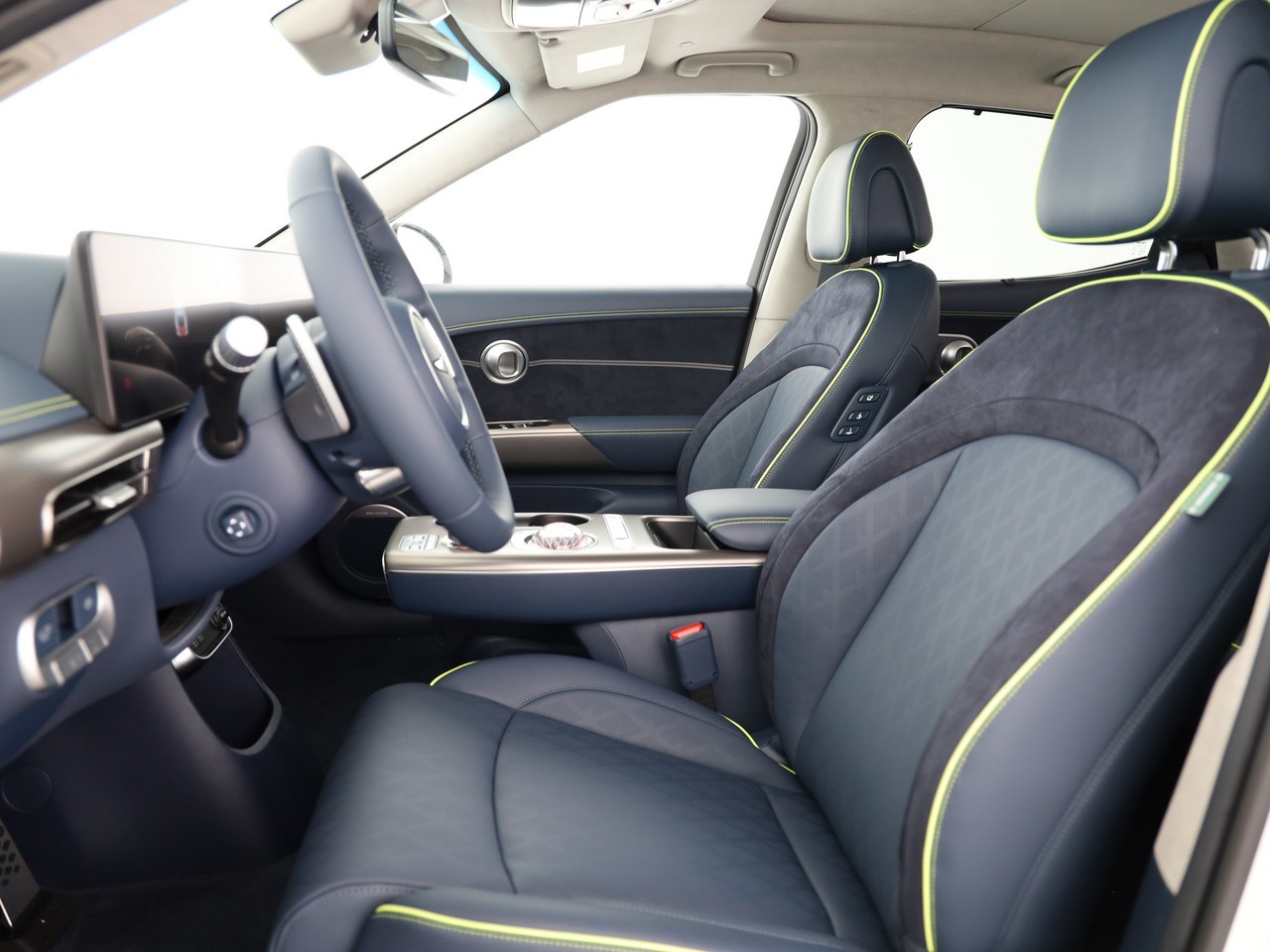 GENESIS GV60 77.4 kWh Sport AWD-image-3