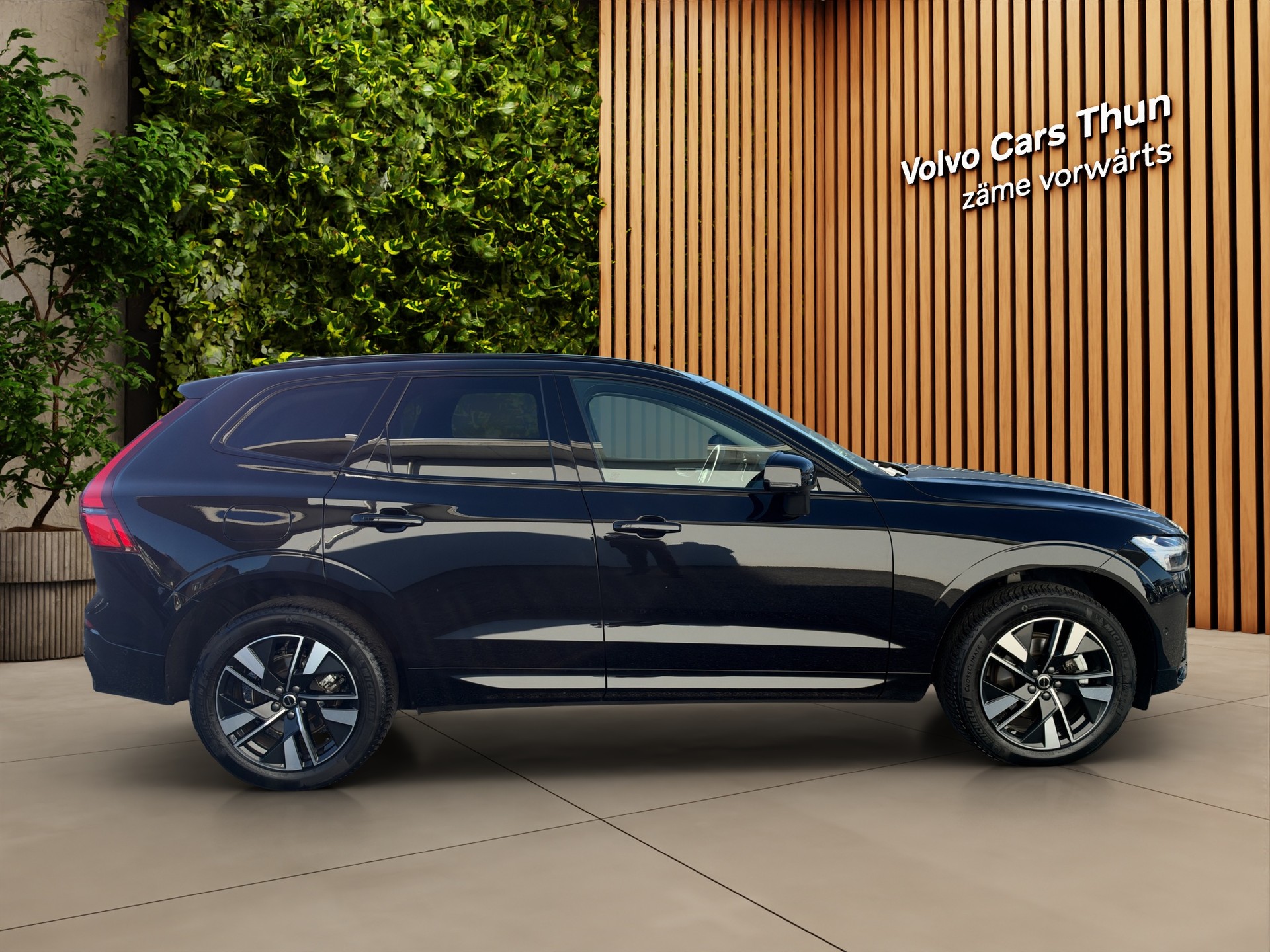 VOLVO XC60 2.0 B5 MH Plus Dark AWD-showroom-element-3