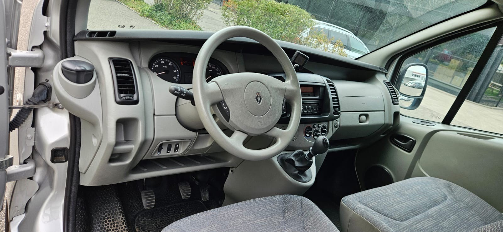 RENAULT Trafic 2.0 dCi 115 2.9t L2H1-image-1