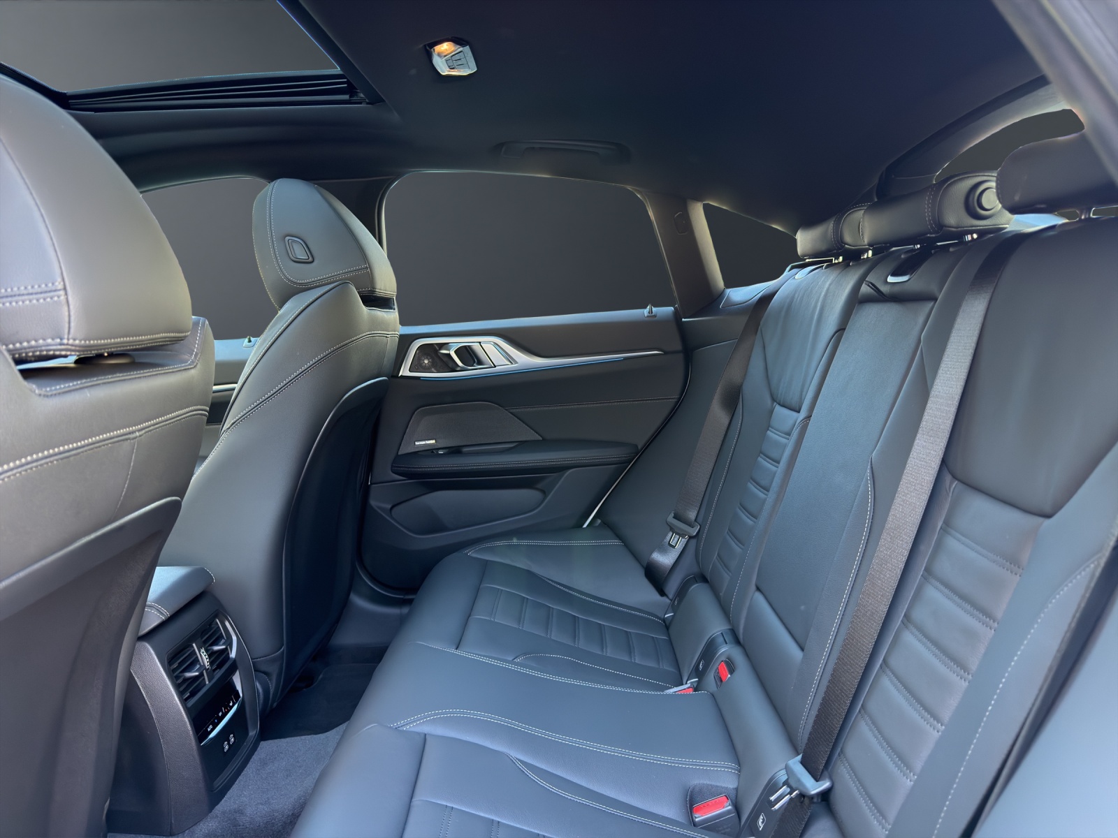 BMW i4 xDrive40-image-10